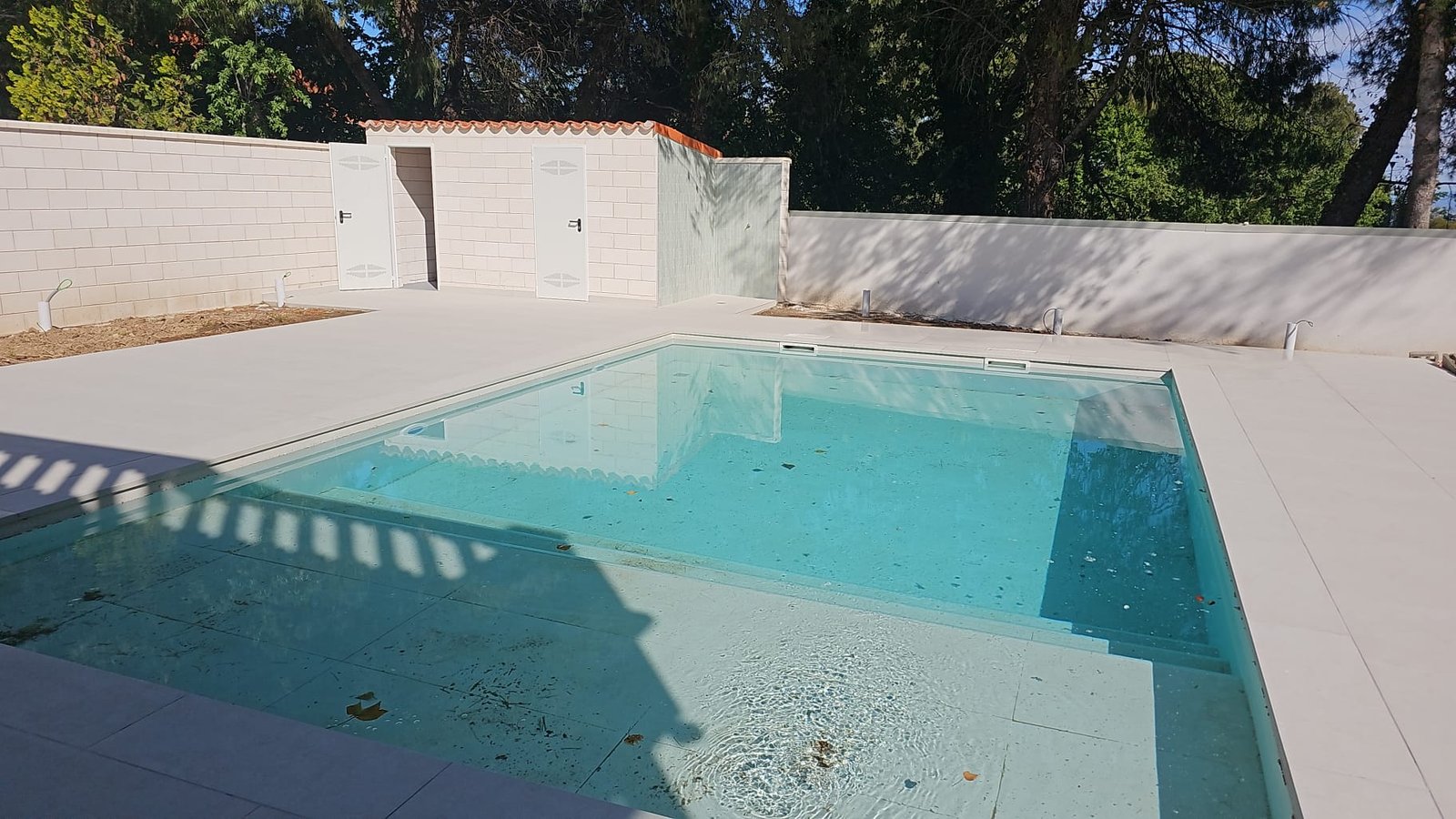 Ducha exterior alicatada